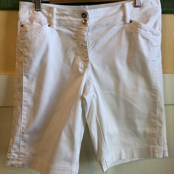 WHBM shorts white size 4 Bermuda zip front summer - Picture 1 of 7